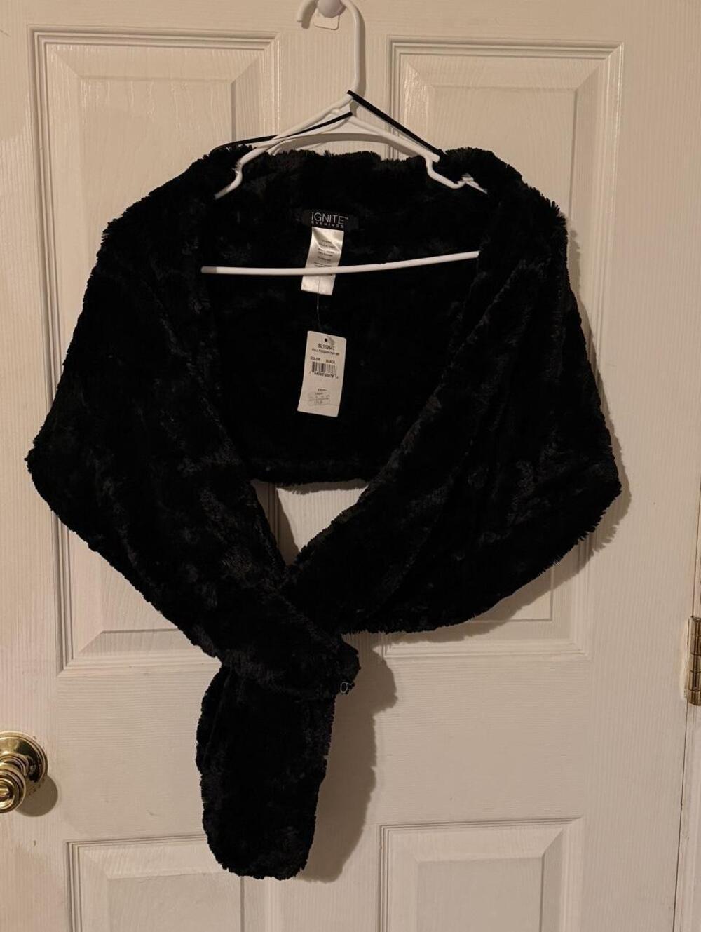 Ignite Evenings NWT Elegant Old Money Black Faux Fur Pull-Through Wrap Shawl